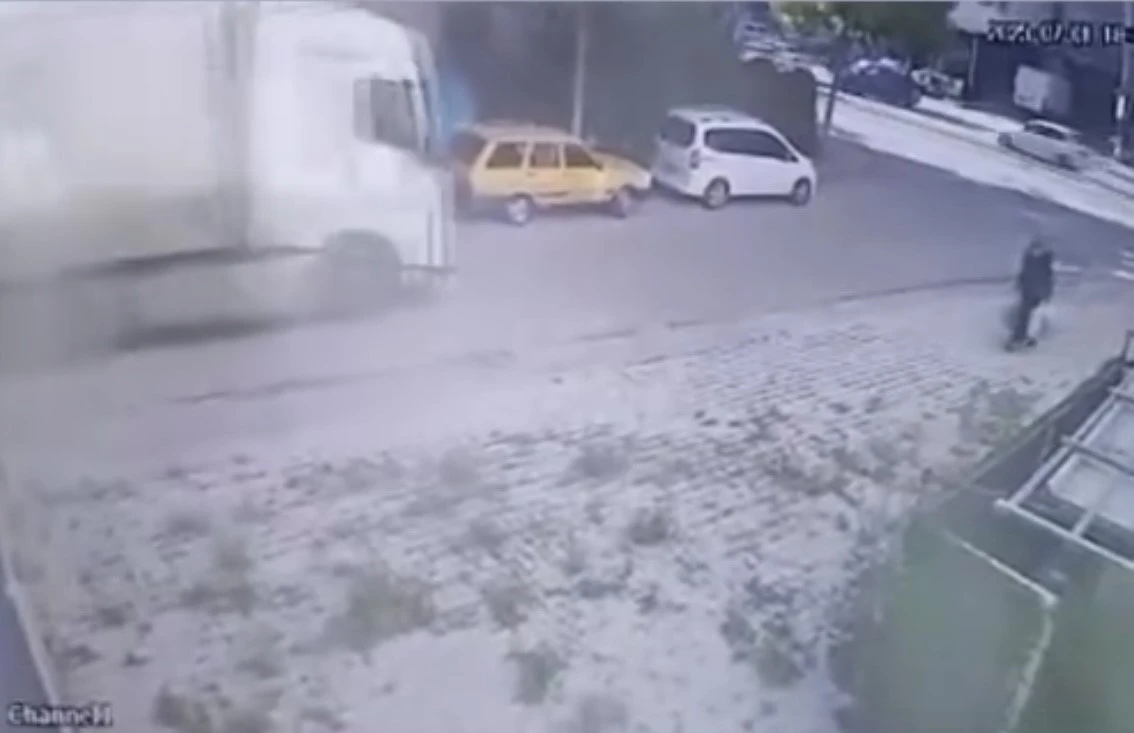 Tır, dorsesine takılı kalan hafif ticari aracı metrelerce sürükledi
