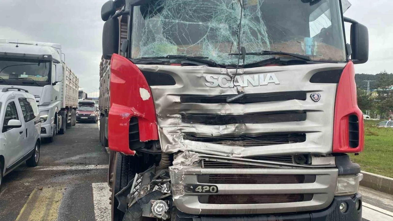 Tır ile kamyonet çarpıştı: 1 yaralı

