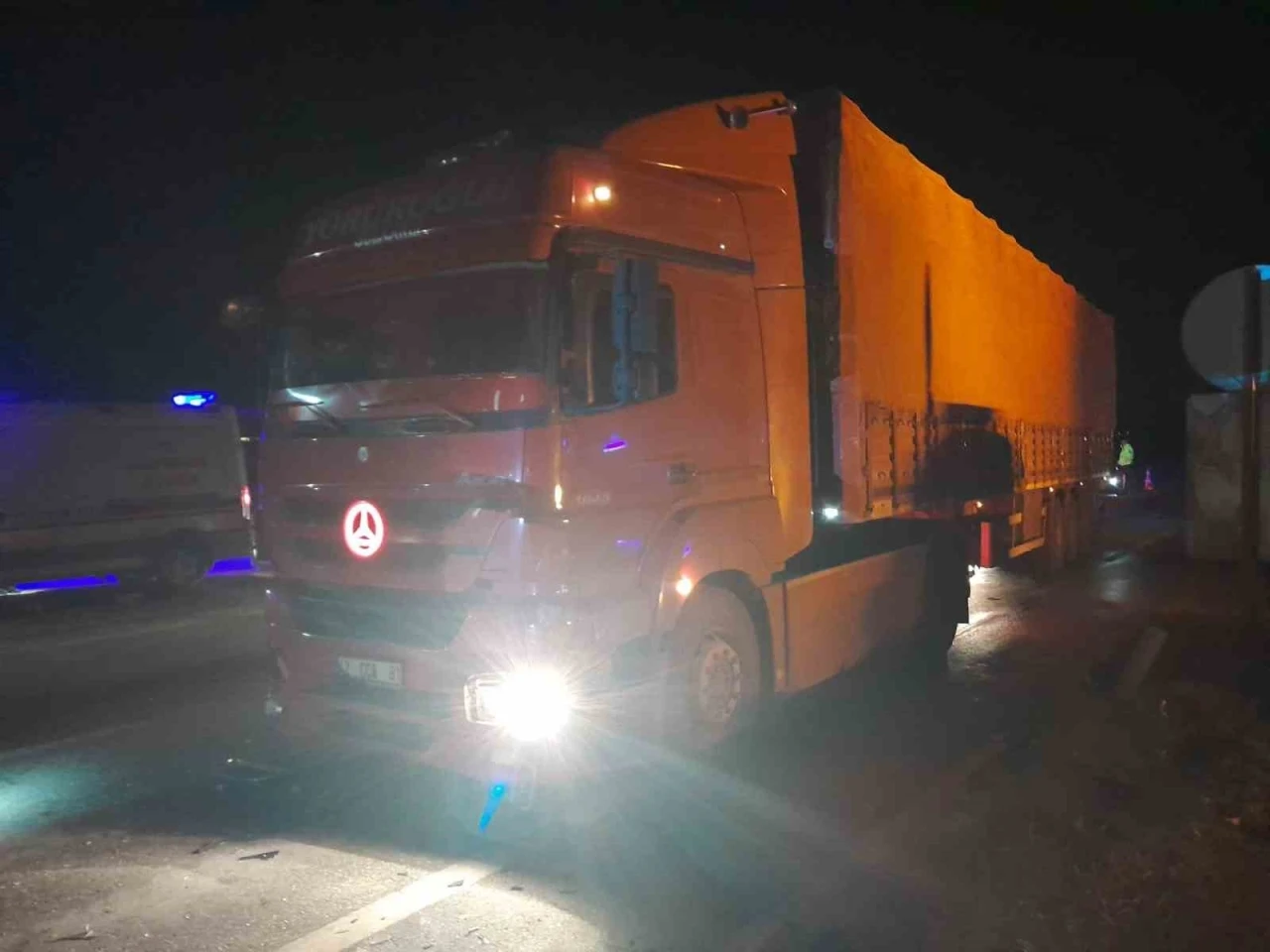 Tır ile ticari taksi &ccedil;arpıştı: 1 yaralı
