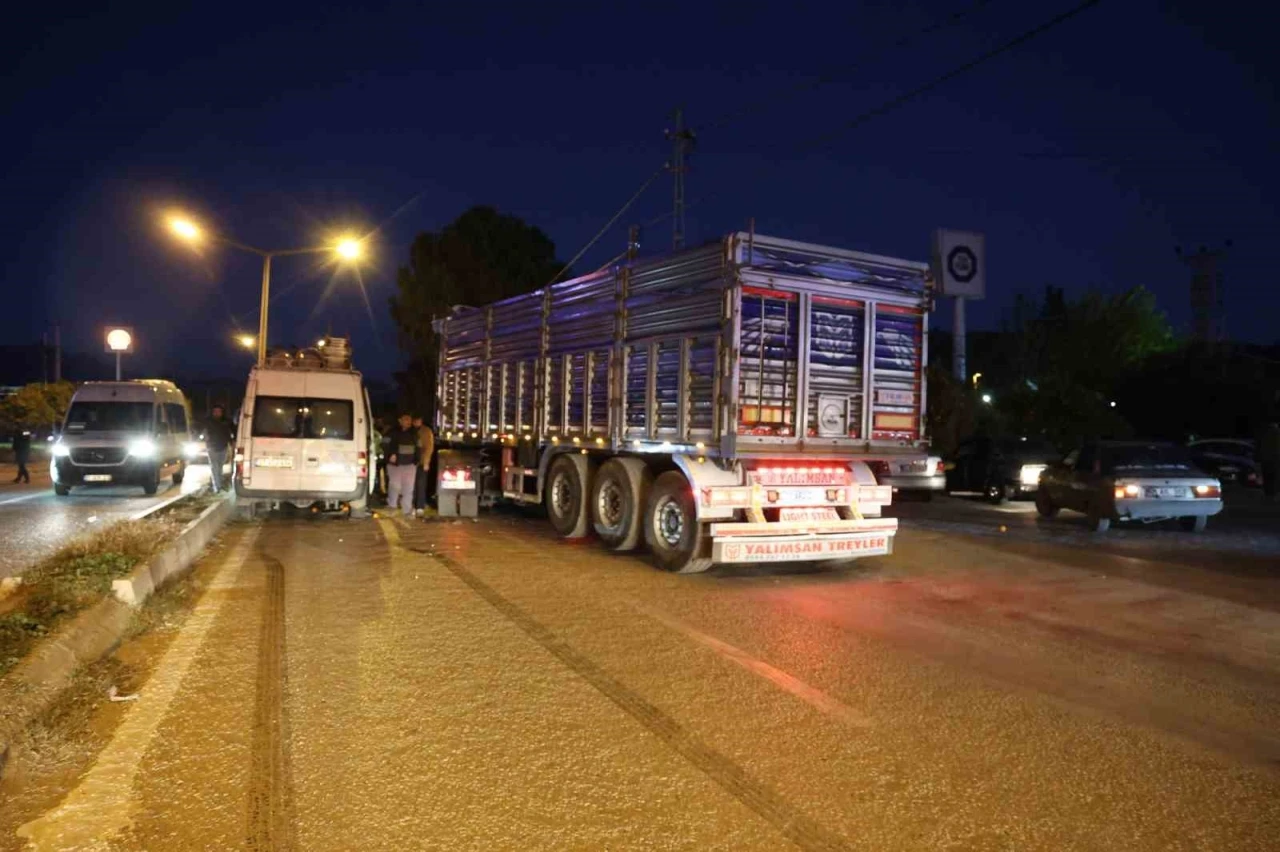 Tır iş&ccedil;i minib&uuml;s&uuml;ne &ccedil;arptı: 2 yaralı
