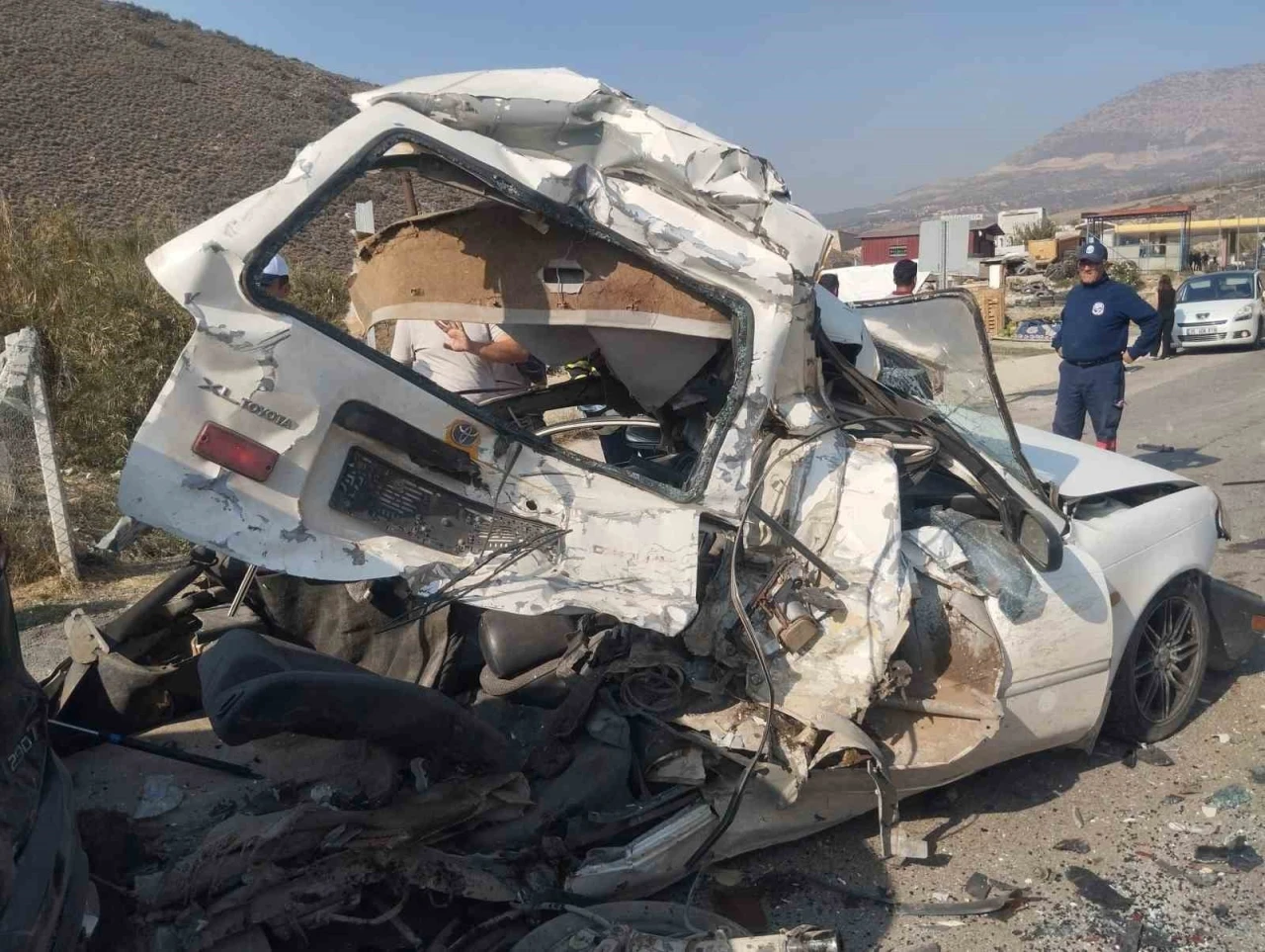 Tır, ışıkta bekleyen 5 aracı biçti
