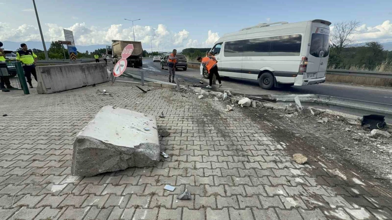 Tır, karayolları binasını teğet geçti: 1 tonluk beton blokları parçaladı
