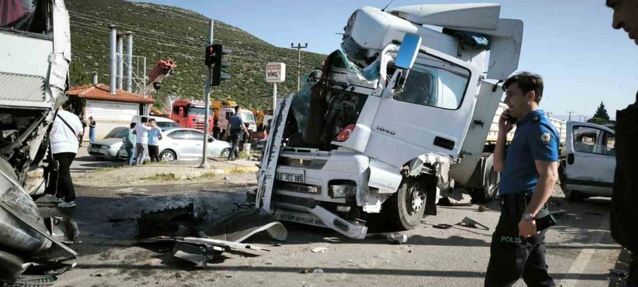 Tır, kırmızı ışıkta bekleyen otobüs ve otomobile çarptı: 6  yaralı
