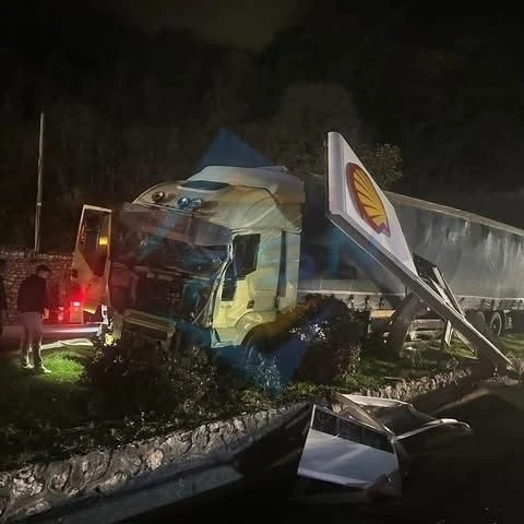 Tır önce yön tabelasına çarptı ardından akaryakıt istasyonuna girdi
