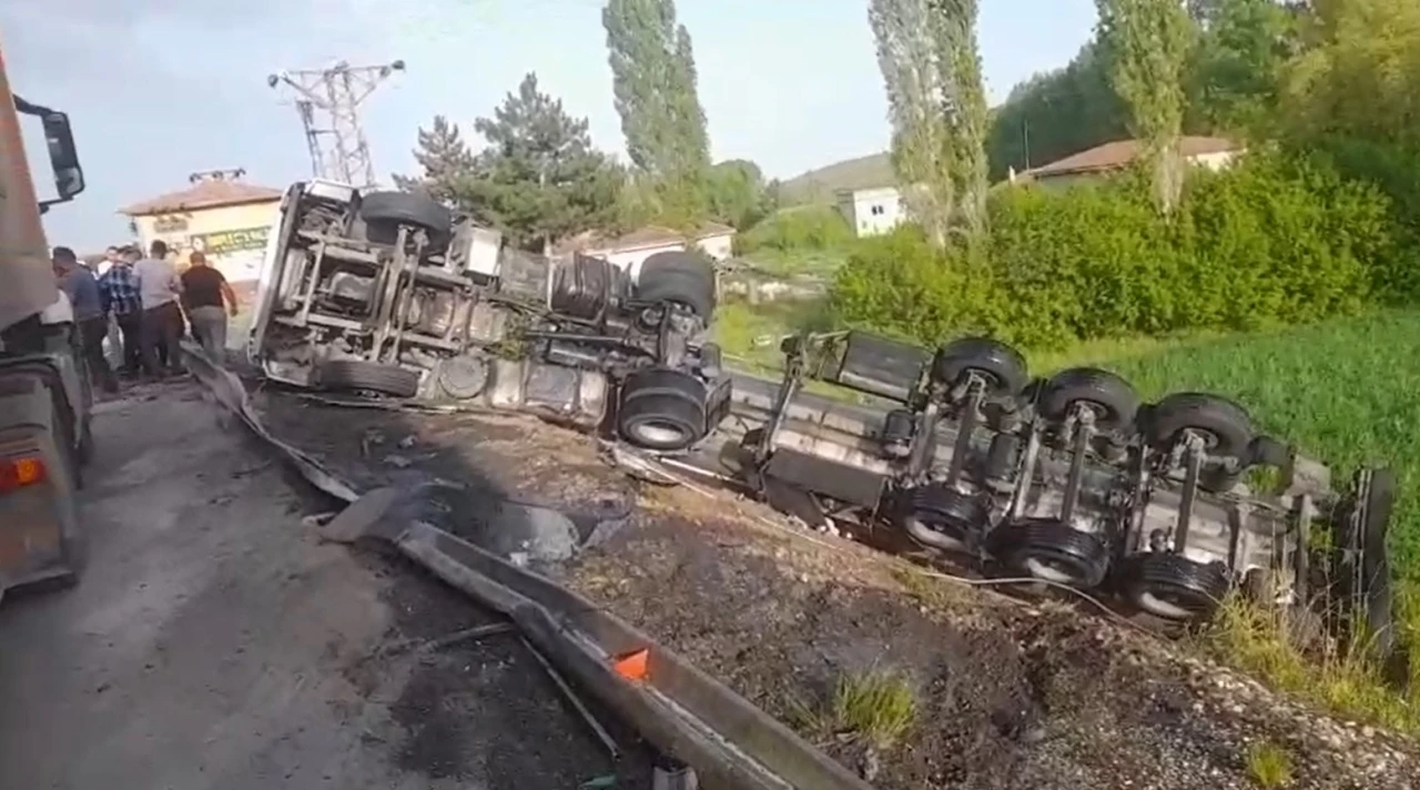 Tır şarampole devrildi, sürücüsü yaralandı
