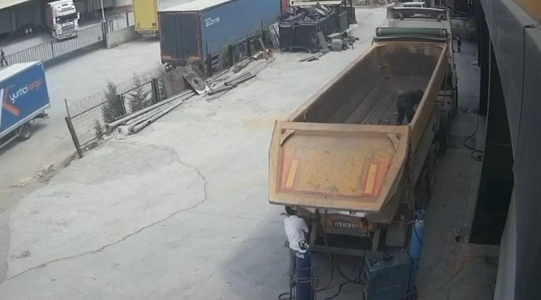 Tır şoförünü hayattan koparan korkunç olay kamerada
