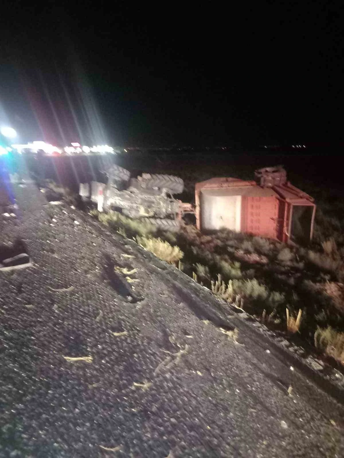 Tır traktöre bağlı tarım makinesine çarptı: 1 yaralı