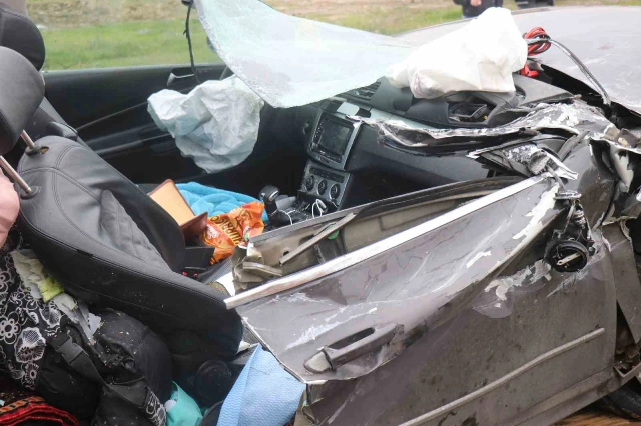 Tıra arkadan &ccedil;arpan ara&ccedil; kağıt gibi ezildi: 1 &ouml;l&uuml;, 1 yaralı
