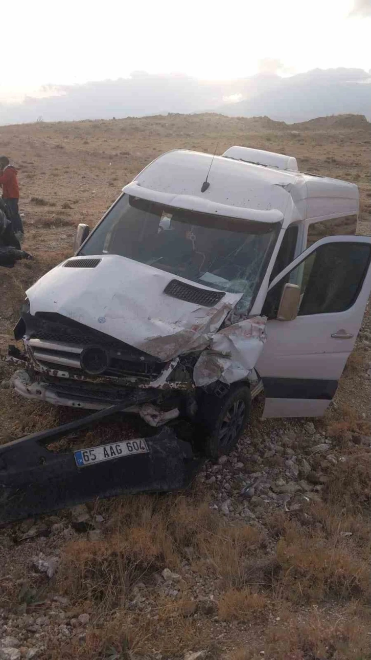 Tıra arkadan &ccedil;arpan minib&uuml;s yoldan &ccedil;ıktı: 6 yaralı
