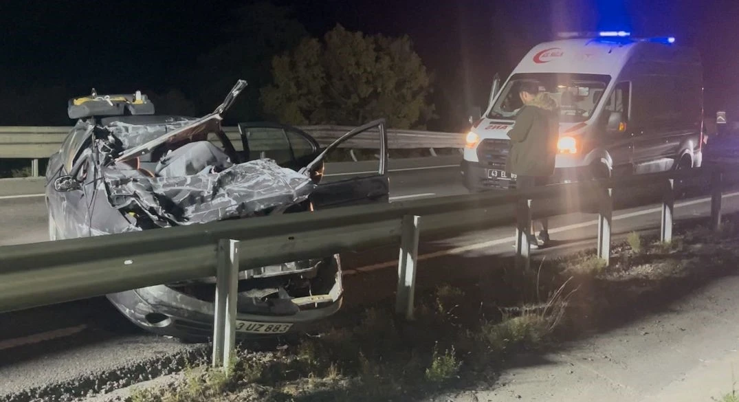 Tıra arkadan çarpan otomobil hurda yığınına döndü: 1 ölü
