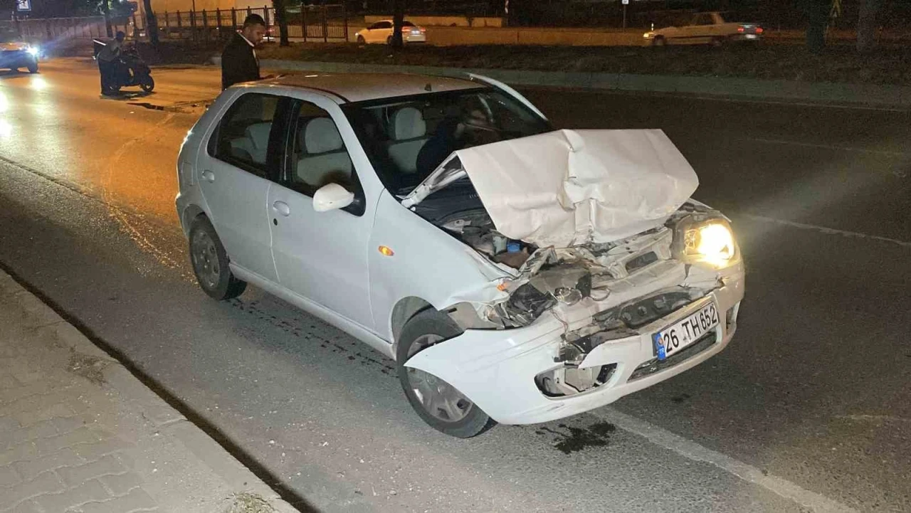 Tıra arkadan çarpan otomobil kullanılmaz hale geldi, sürücüsü yaralandı
