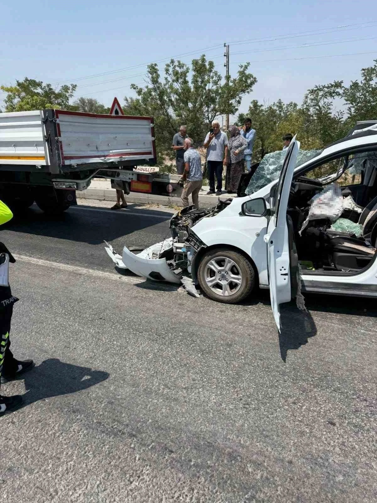 Tıra arkadan çarpan otomobilin sürücüsü ağır yaralandı

