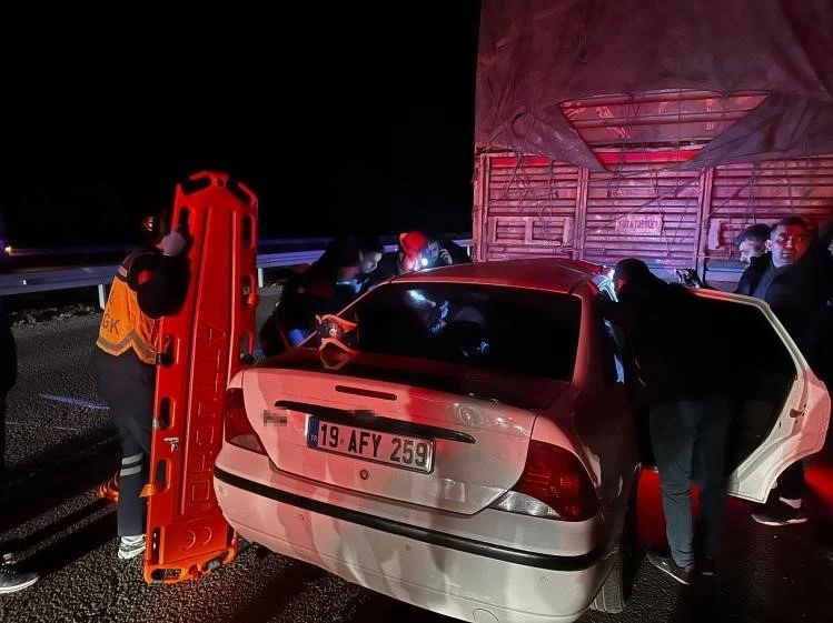 Tıra &ccedil;arpan otomobil hurdaya d&ouml;nd&uuml;: 1 &ouml;l&uuml;
