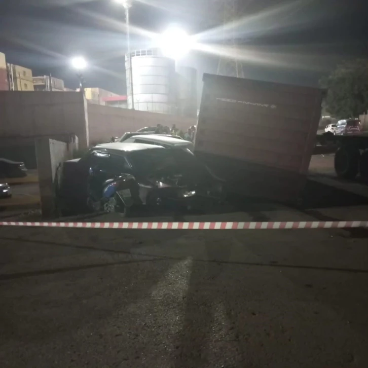 Tırdan d&uuml;şen y&uuml;k konteyneri 3 araca zarar verdi
