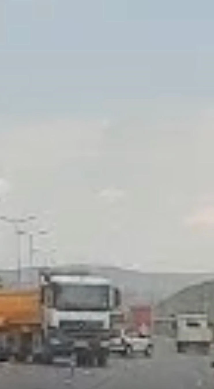 Tırdan tedirgin olan s&uuml;r&uuml;c&uuml; kontrol&uuml; kaybedip, şarampole yuvarlandı: 1 yaralı
