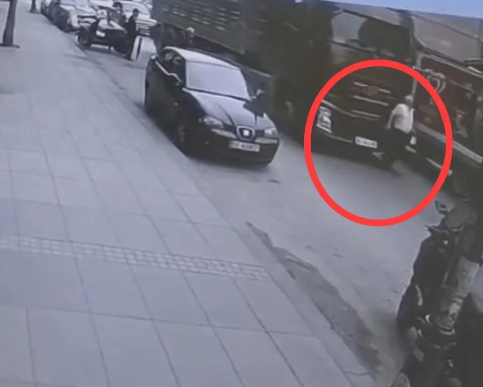 Tırın altında kalan yaşlı adam hayatını kaybetti
