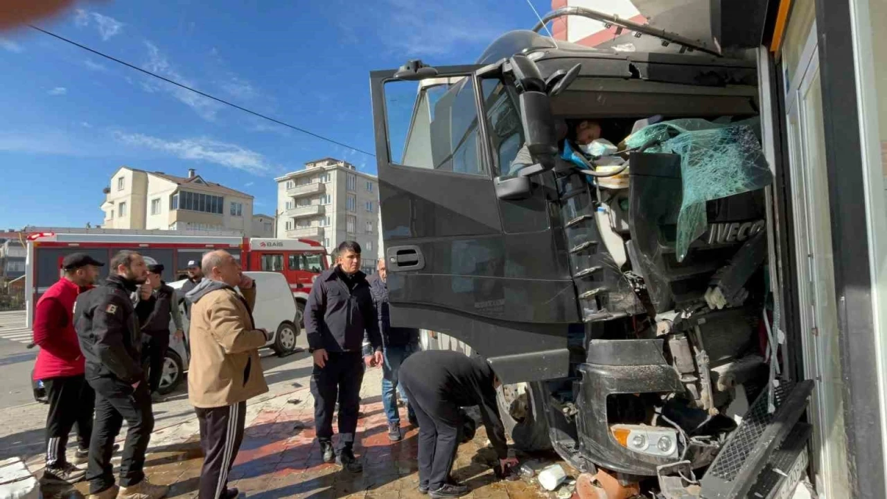 Tırın apartman duvarına çarptığı anlar kamerada: 1’i ağır 2 yaralı