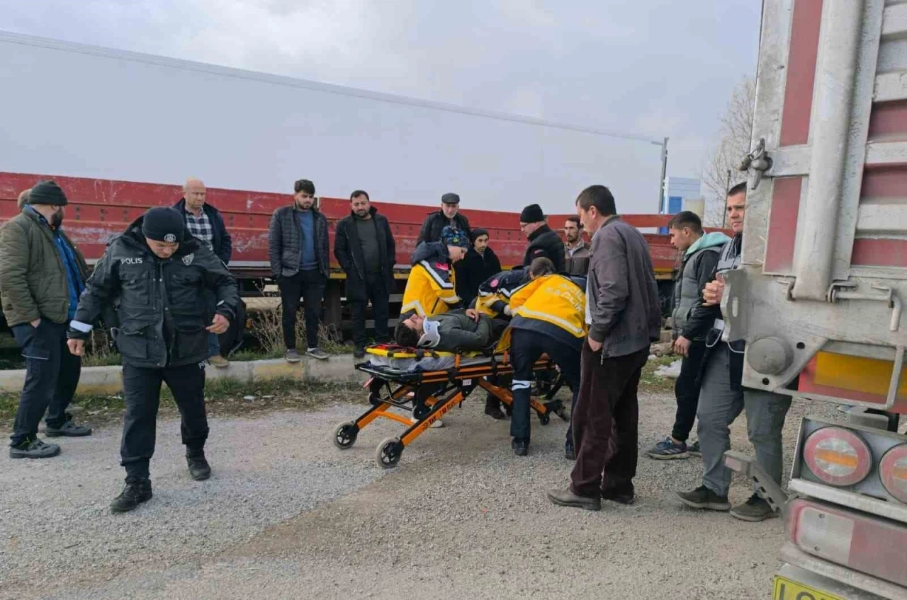 Tırın bir başka tıra arakadan &ccedil;arptığı kazada faciadan d&ouml;n&uuml;ld&uuml;
