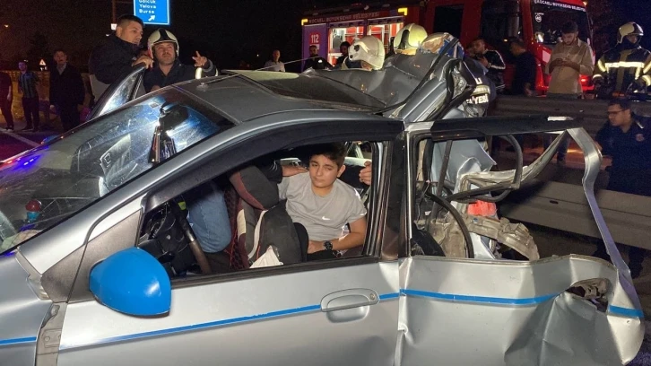 Tırın &ccedil;arptığı otomobil kağıt gibi ezildi: 1&rsquo;i &ccedil;ocuk 5 yaralı
