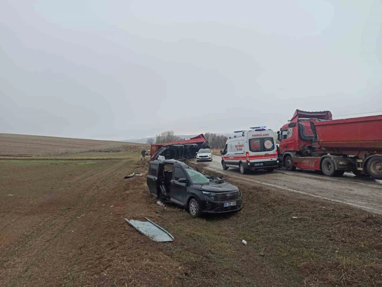 Tırın dorsesi hafif ticari aracın &uuml;zerine devrildi: 2 yaralı
