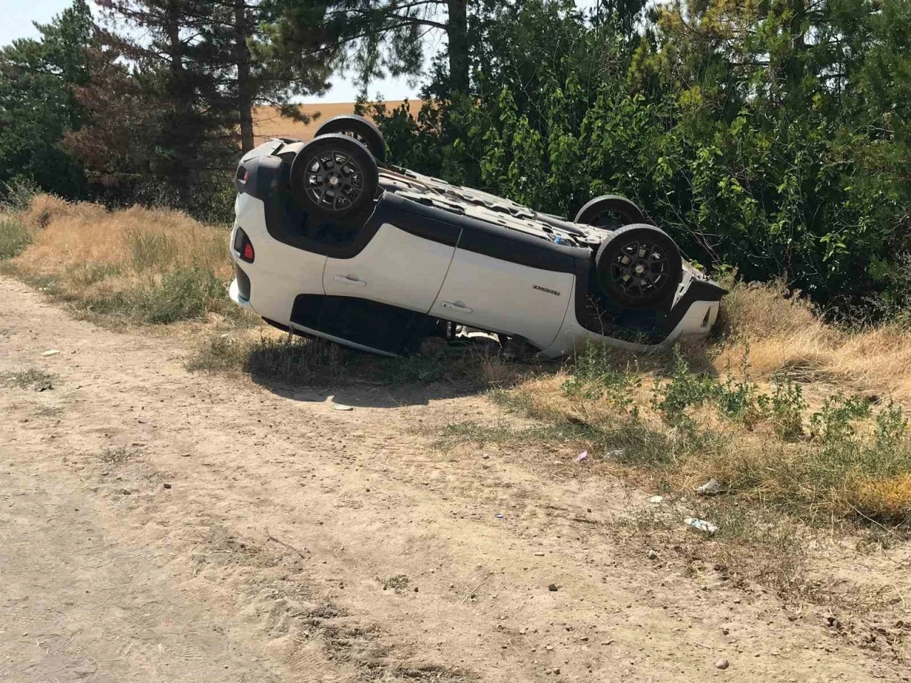 Tırın patlayan lastiğinden savrulan par&ccedil;alar kazaya sebep oldu: 3&rsquo;&uuml; &ccedil;ocuk 8 yaralı
