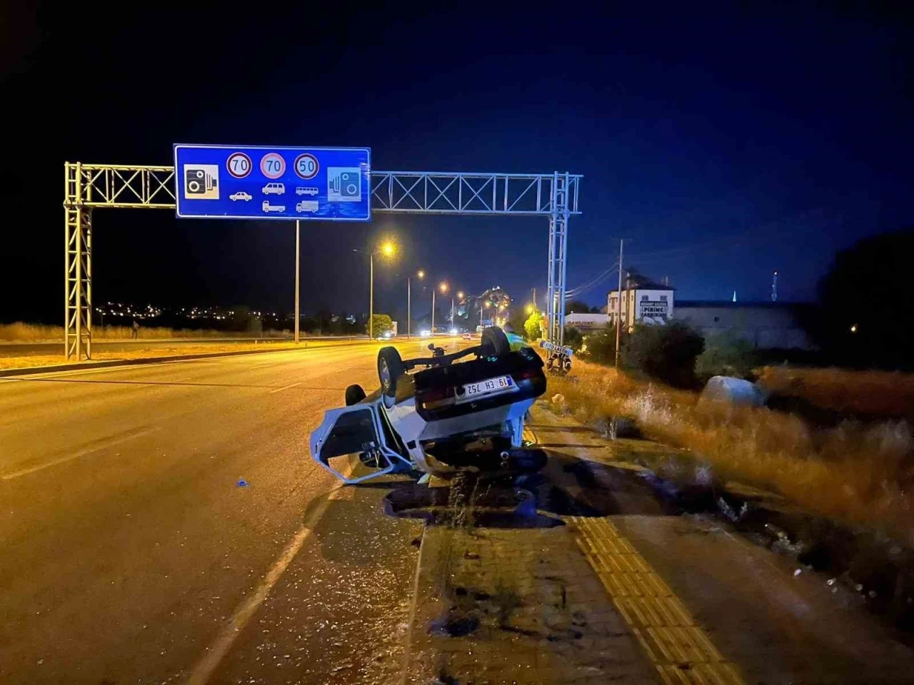 Tırın sıkıştırdığı otomobil takla attı: 1 yaralı
