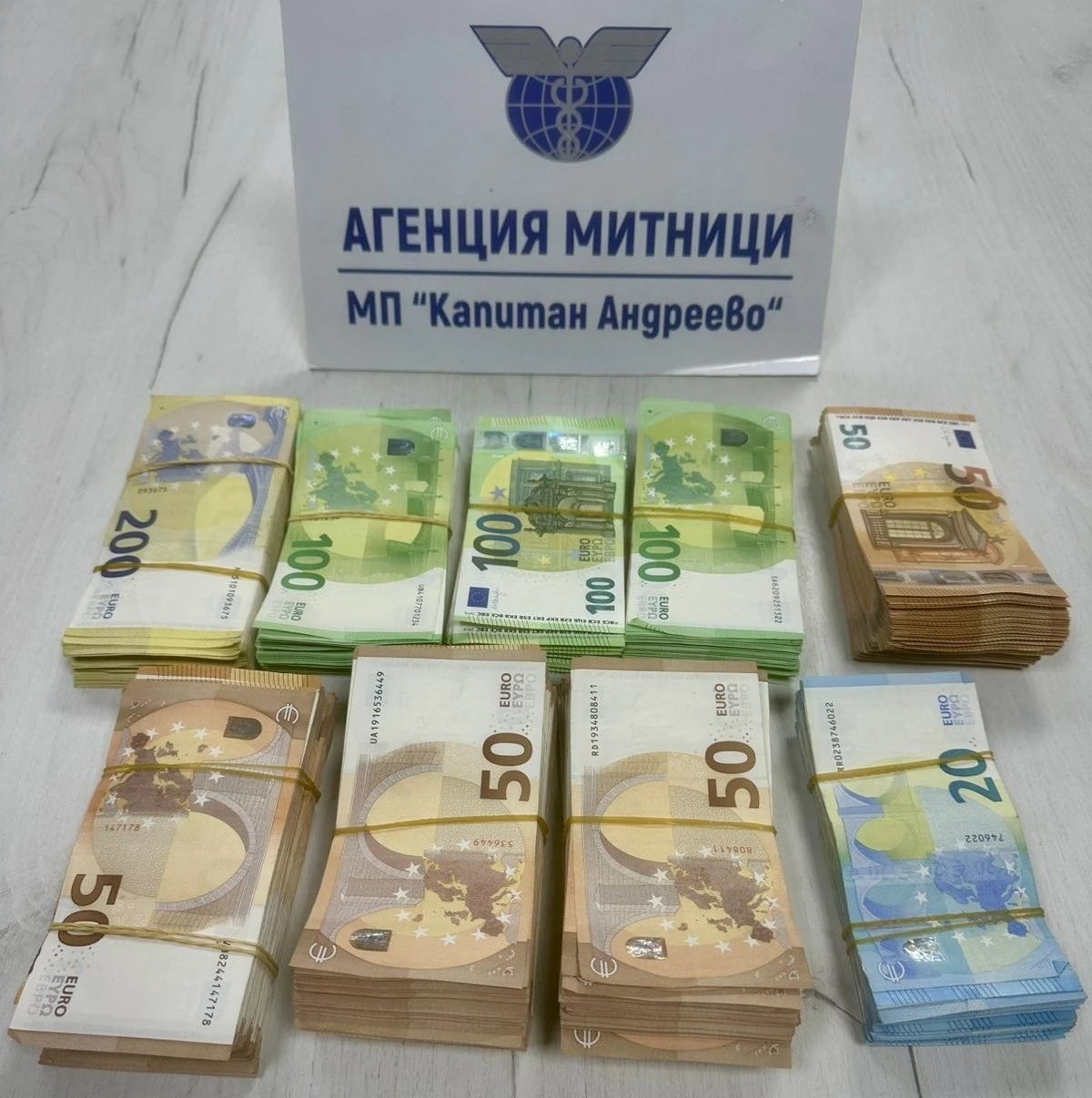 Tırın soğutucusuna gizlenen 102 bin euro ele geçirildi