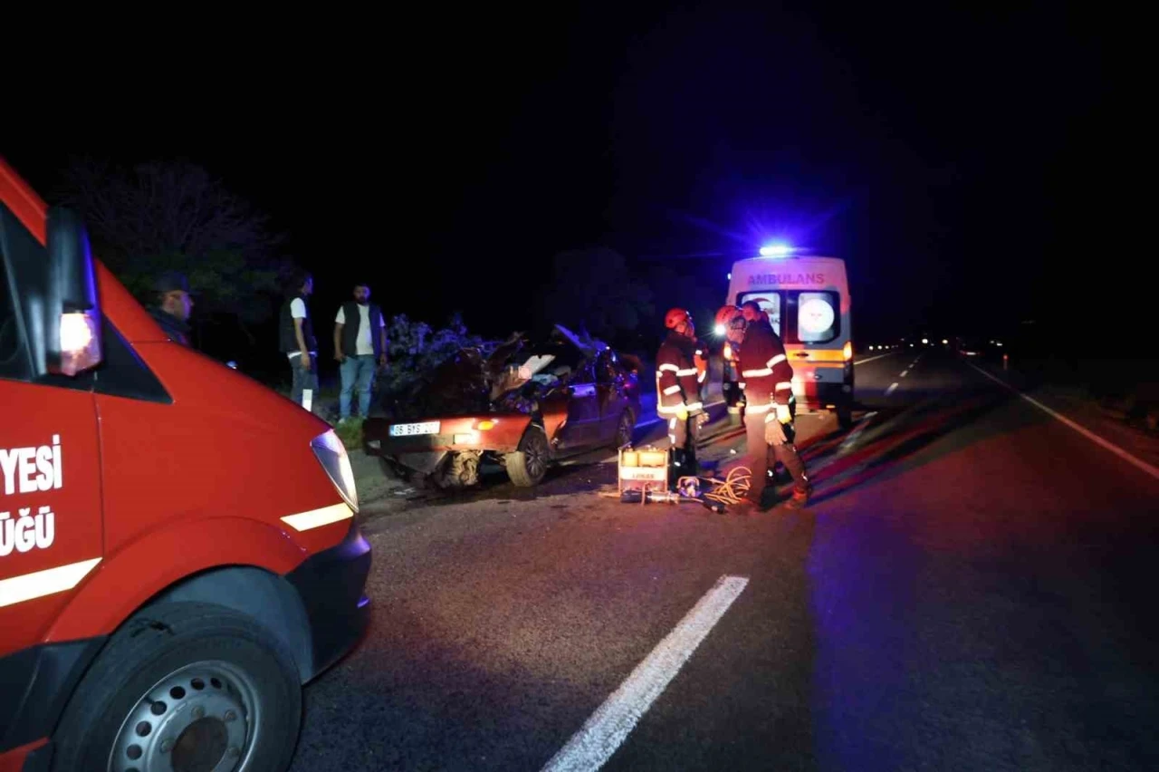 Tırın tamponu otomobile ok gibi saplandı: 1 &ouml;l&uuml;
