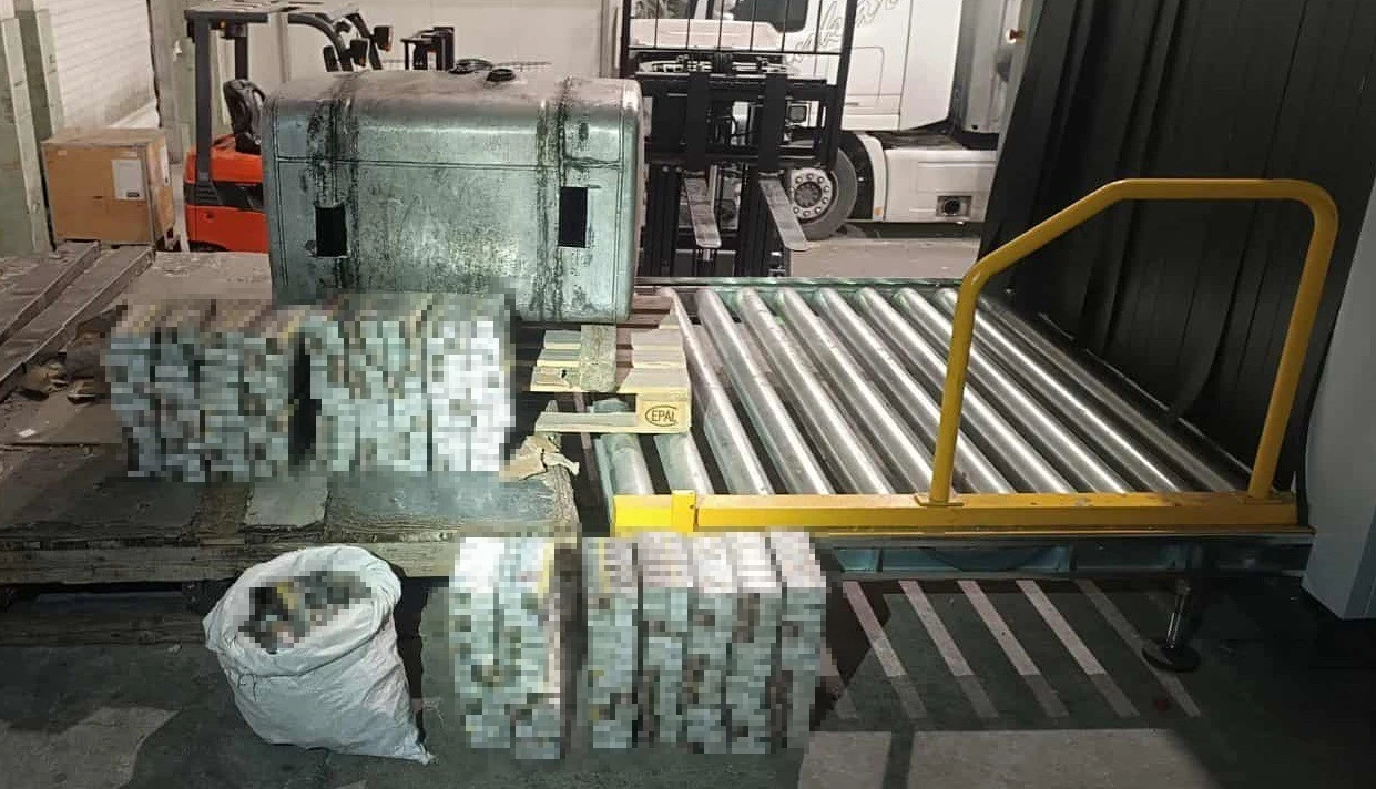 Tırın yakıt deposundan bin 800 paket sigara çıktı
