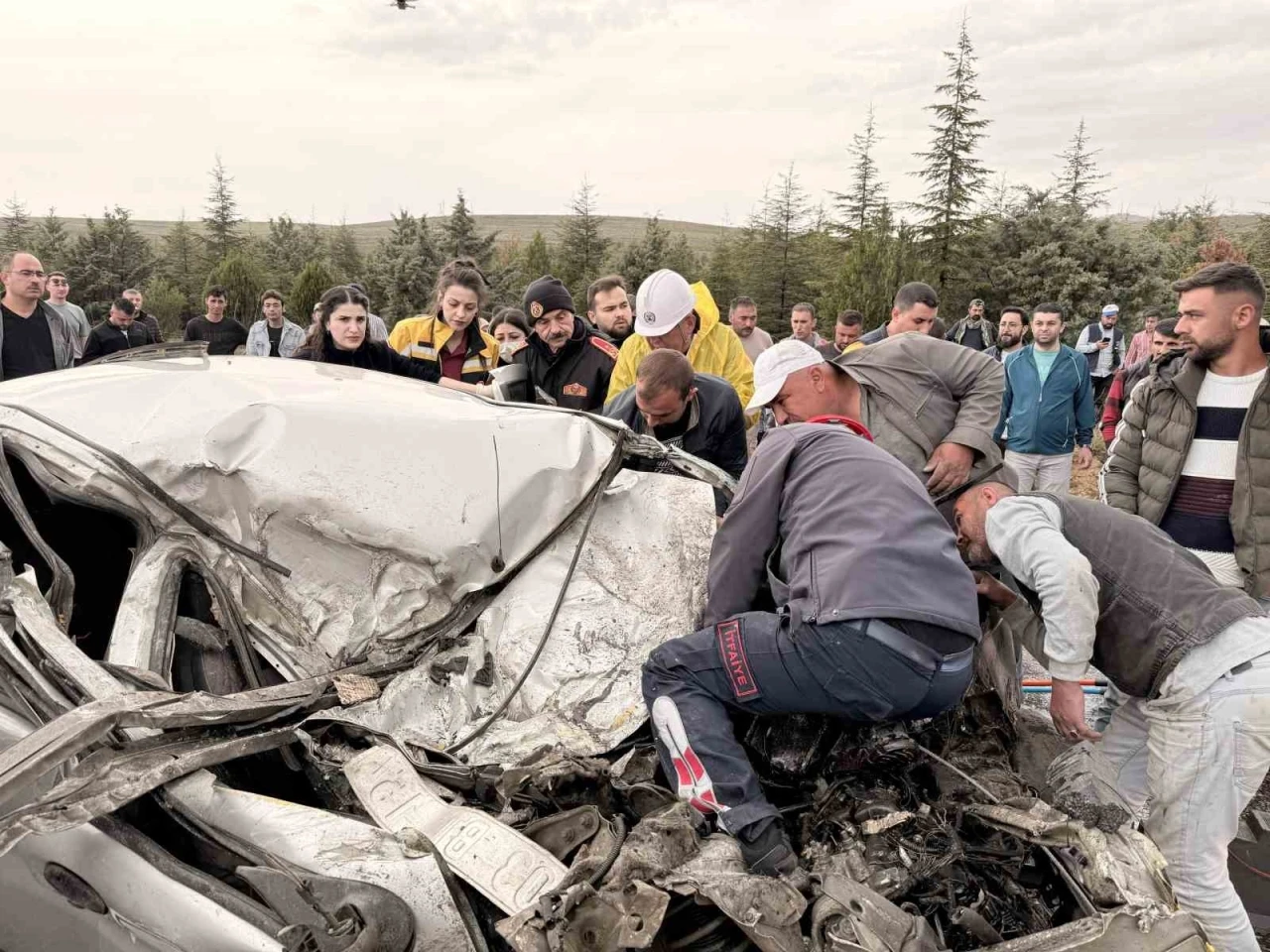Tırla çarpışan otomobil kağıt gibi ezildi: 1 ölü, 1 yaralı

