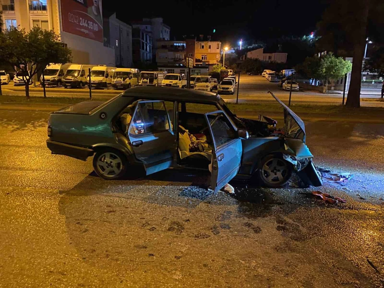 Tırla çarpışan Tofaş hurdaya döndü: 2 yaralı
