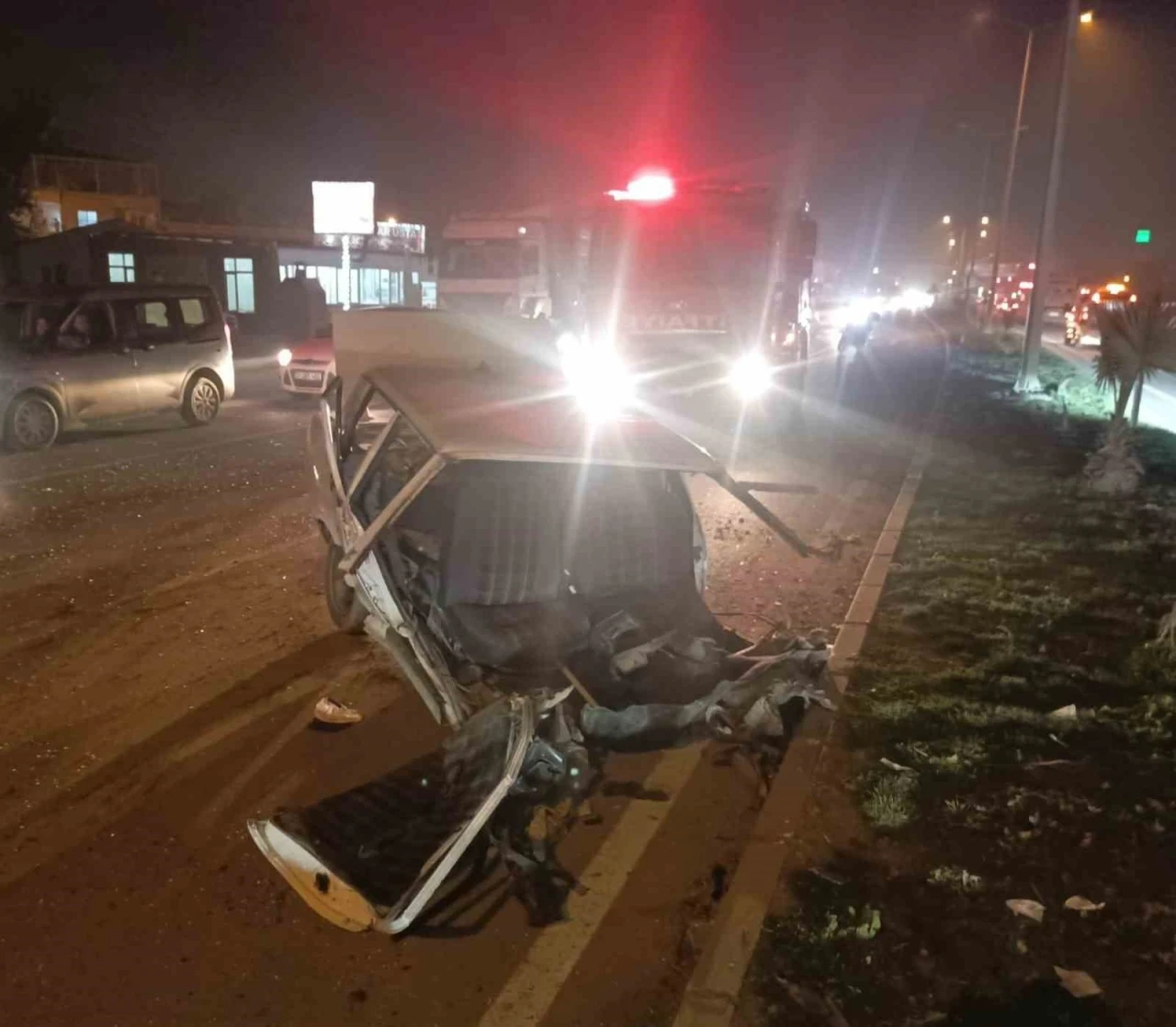 Tırla &ccedil;arpışan Tofaş ikiye b&ouml;l&uuml;nd&uuml;
