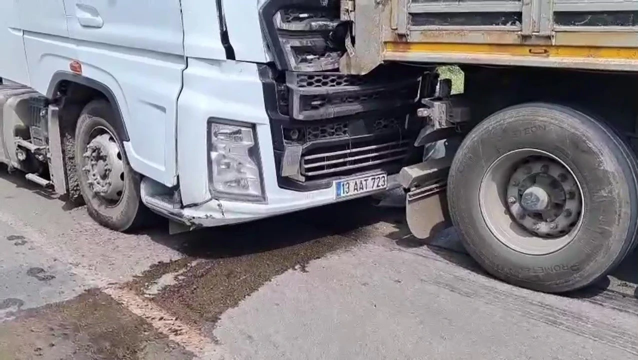 Tırlar &ccedil;arpıştı facianın eşiğinden d&ouml;n&uuml;ld&uuml;
