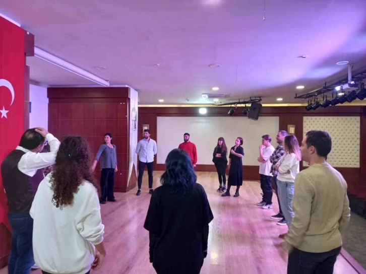 Tiyatro akademisinde 38 &ouml;ğrenciden 16&rsquo;sı konservatuvarların oyunculuk b&ouml;l&uuml;mlerine yerleşti
