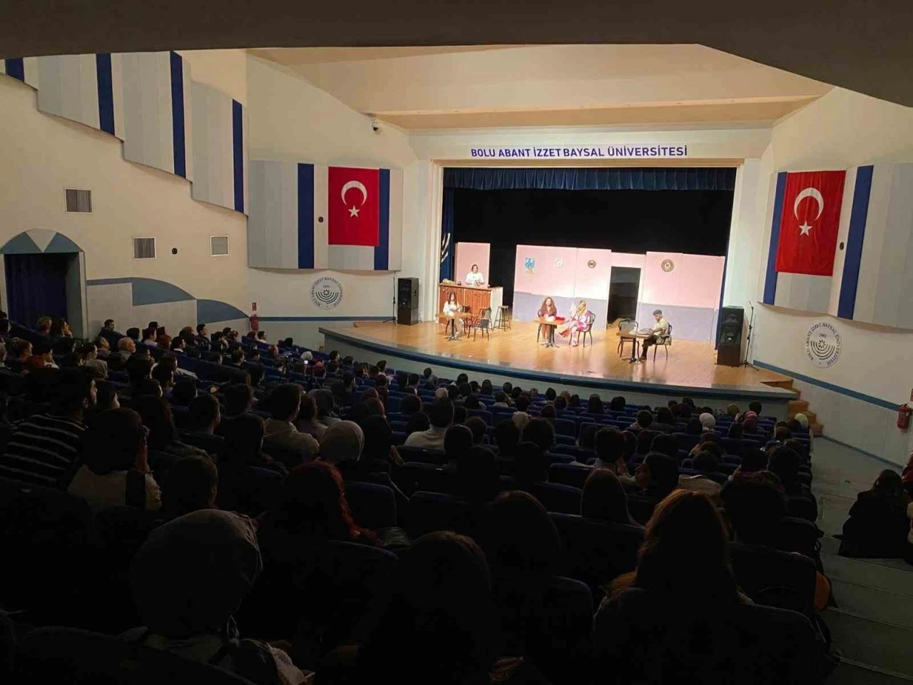 Tiyatro günlerinde salon doldu taştı
