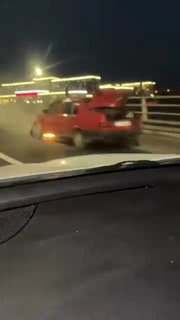 Tofaş marka otomobil k&ouml;pr&uuml;n&uuml;n &uuml;zerinde alev aldı

