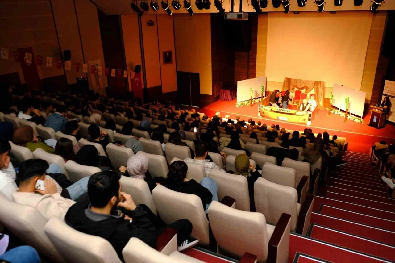 TOG&Uuml; &ouml;ğrencileri toplumsal rolleri sahneye taşındı
