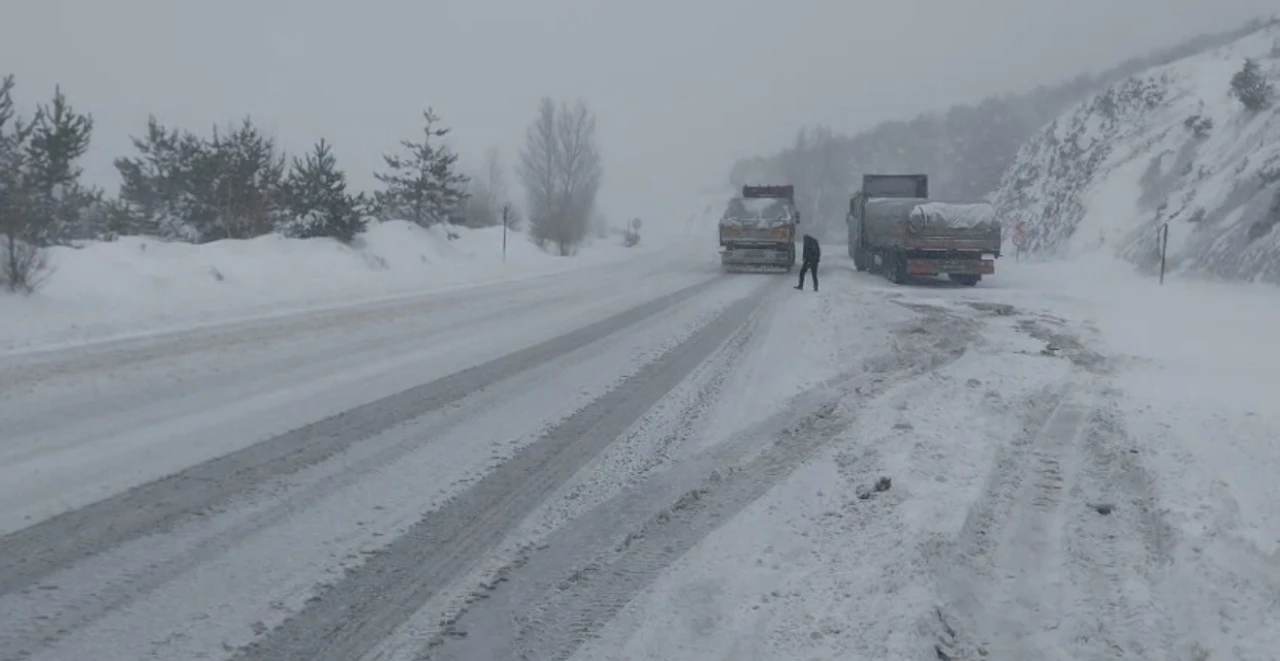 Tokat-Sivas yolunda kar engeli
