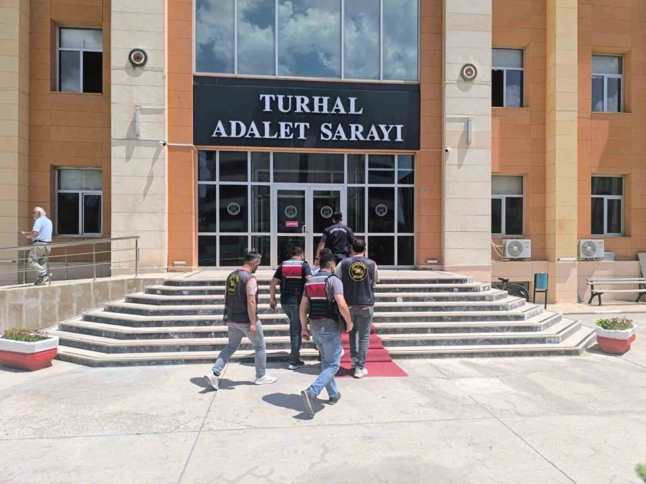 Tokat&rsquo;ta 24 yıl 9 ay hapis cezası bulunan firari jandarma operasyonuyla yakalandı
