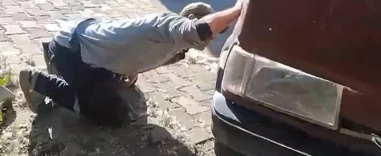Tokat&rsquo;ta aracın motor kısmına giren yılanı itfaiye ekipleri k&uuml;rekle yakaladı
