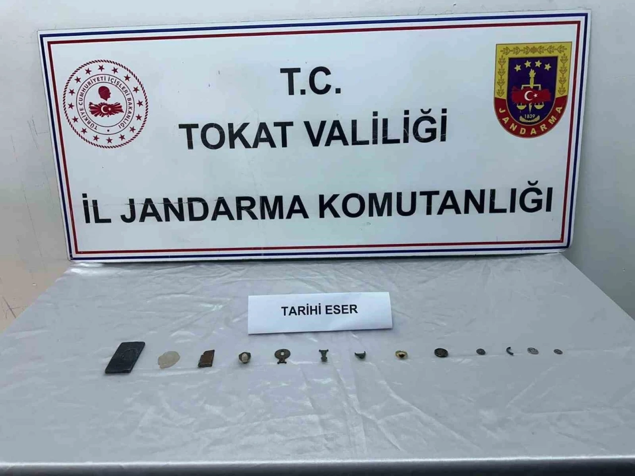 Tokat&rsquo;ta bir evde 13 par&ccedil;a tarihi eser ele ge&ccedil;irildi
