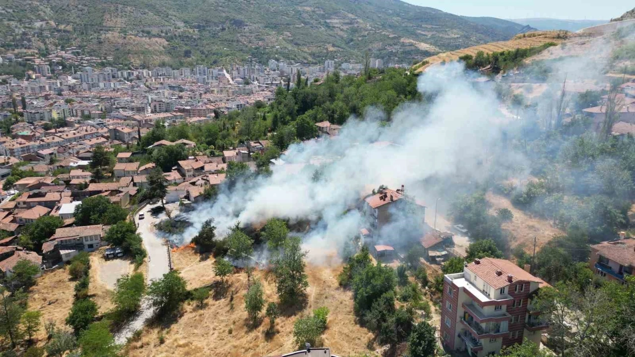 Tokat’ta boş arazide çıkan yangın evlere sıçramadan söndürüldü
