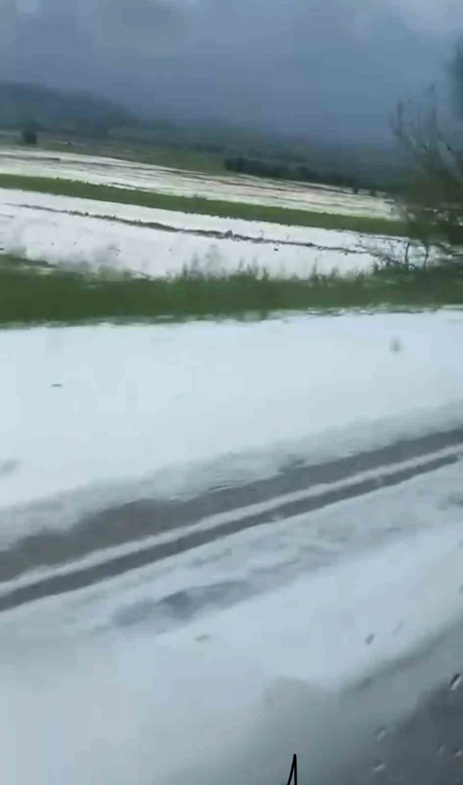 Tokat’ta dolu nedeniyle araziler beyaza büründü
