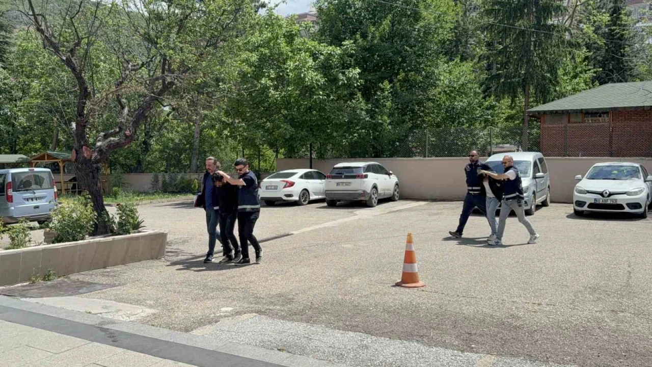 Tokat’ta dövülerek öldürülen kadınla ilgili gözaltı alınan 2 kişi adliyeye sevk edildi
