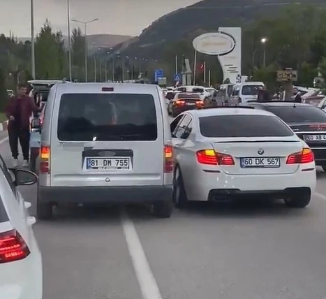 Tokat’ta düğün konvoyunda tehlikeli gelenek
