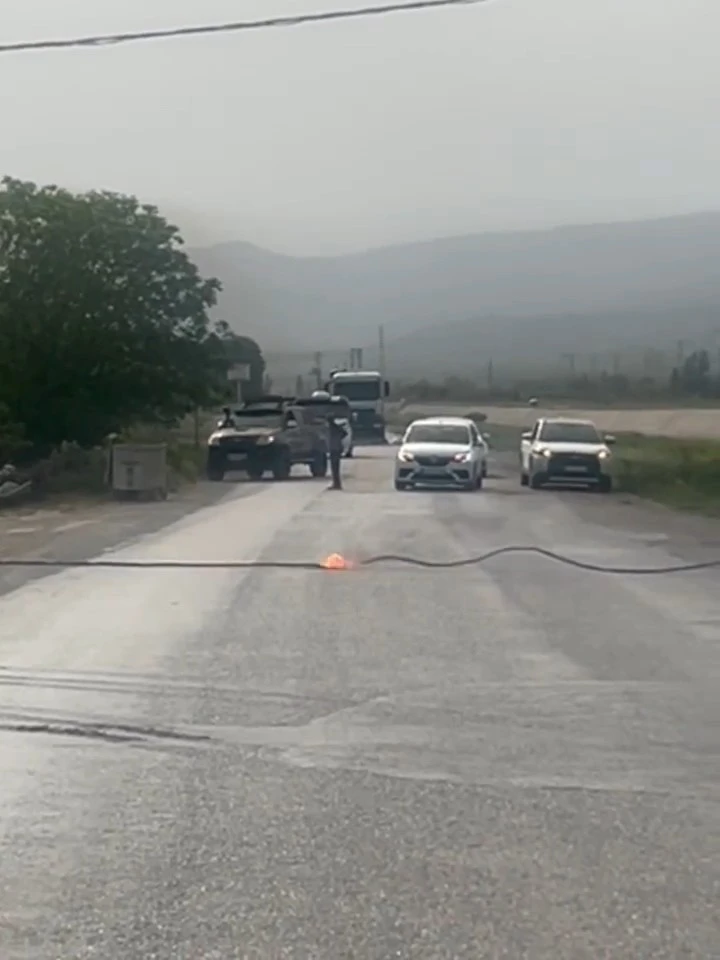 Tokat&rsquo;ta elektrik kablosu patladı, yol trafiğe kapatıldı
