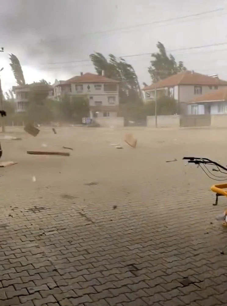 Tokat&rsquo;ta fırtına ve sağanak hayatı olumsuz etkiledi
