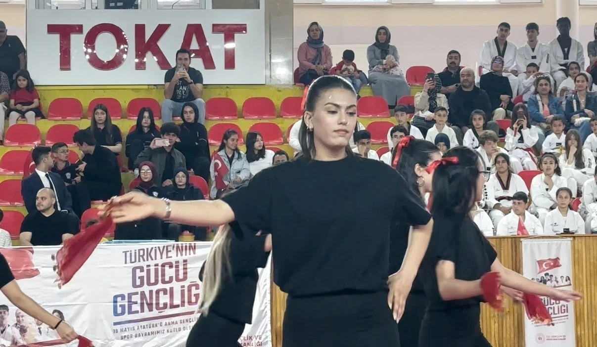 Tokat’ta geleneksel ellik halayı modern step ile yeni boyut kazandı
