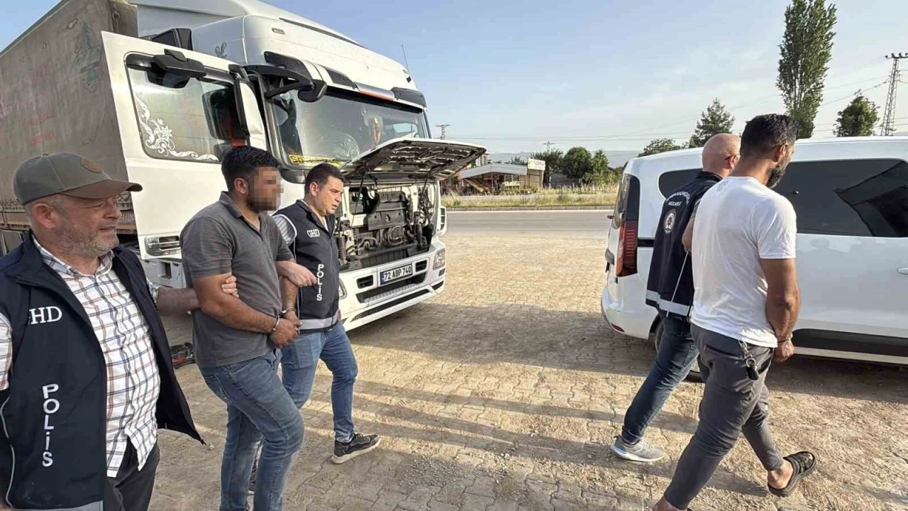 Tokat’ta gümrük mührü kırılmış iki tırda 17 kaçak göçmen yakalandı
