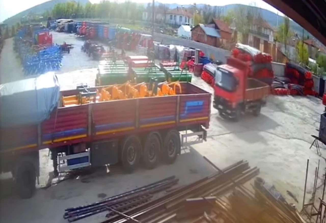 Tokat’ta harekete geçen kamyonet park halindeki tıra çarparak durdu
